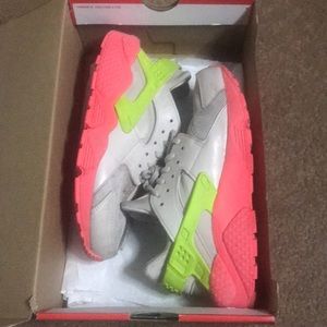 Women’s air hurrache runs, Nike
